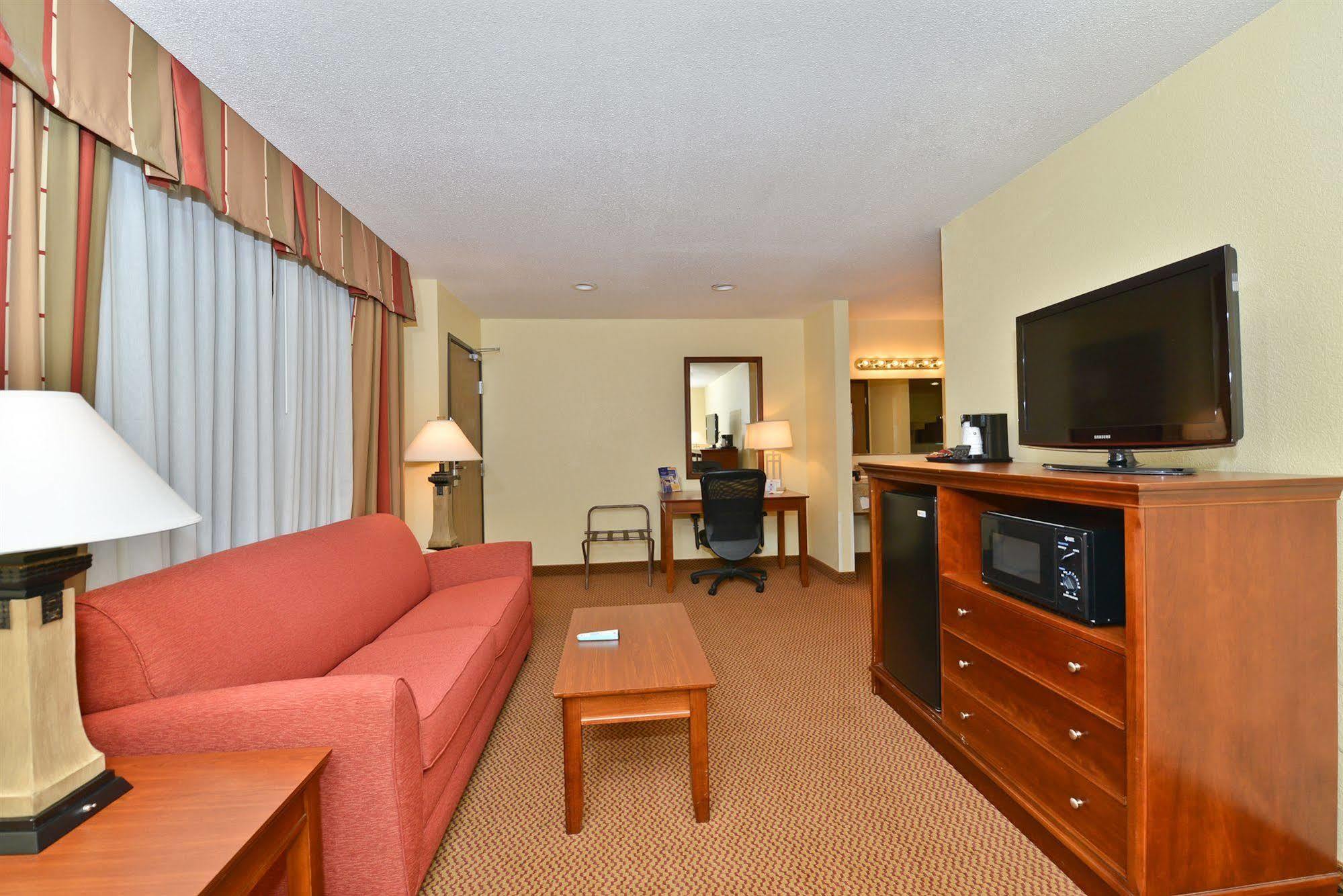 Ramada By Wyndham Platte Kci Airport Motel