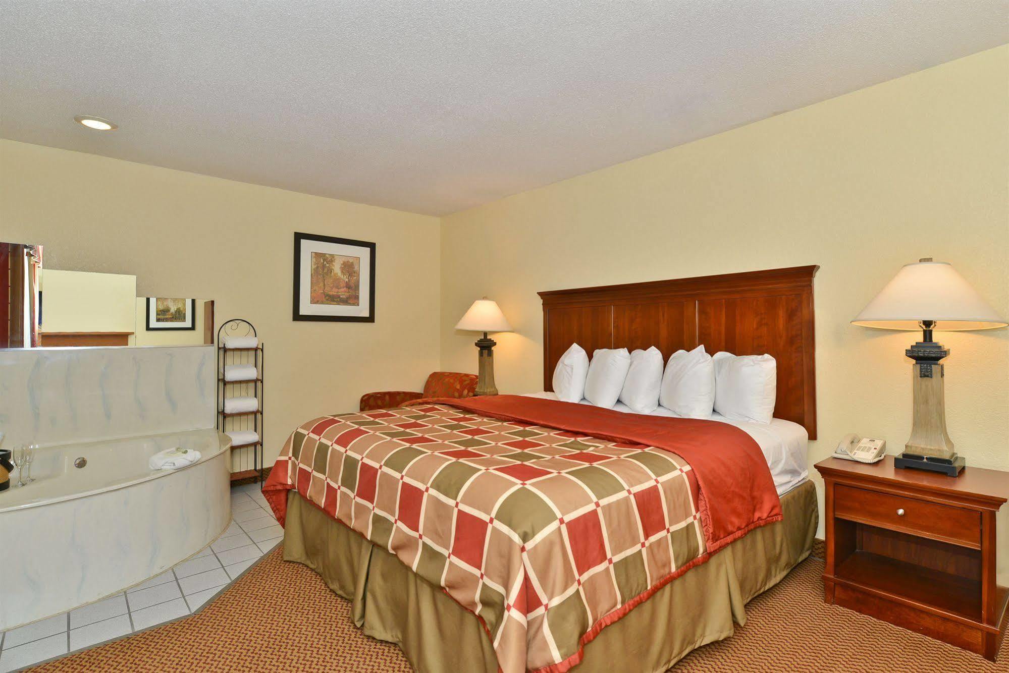 Ramada By Wyndham Platte Kci Airport