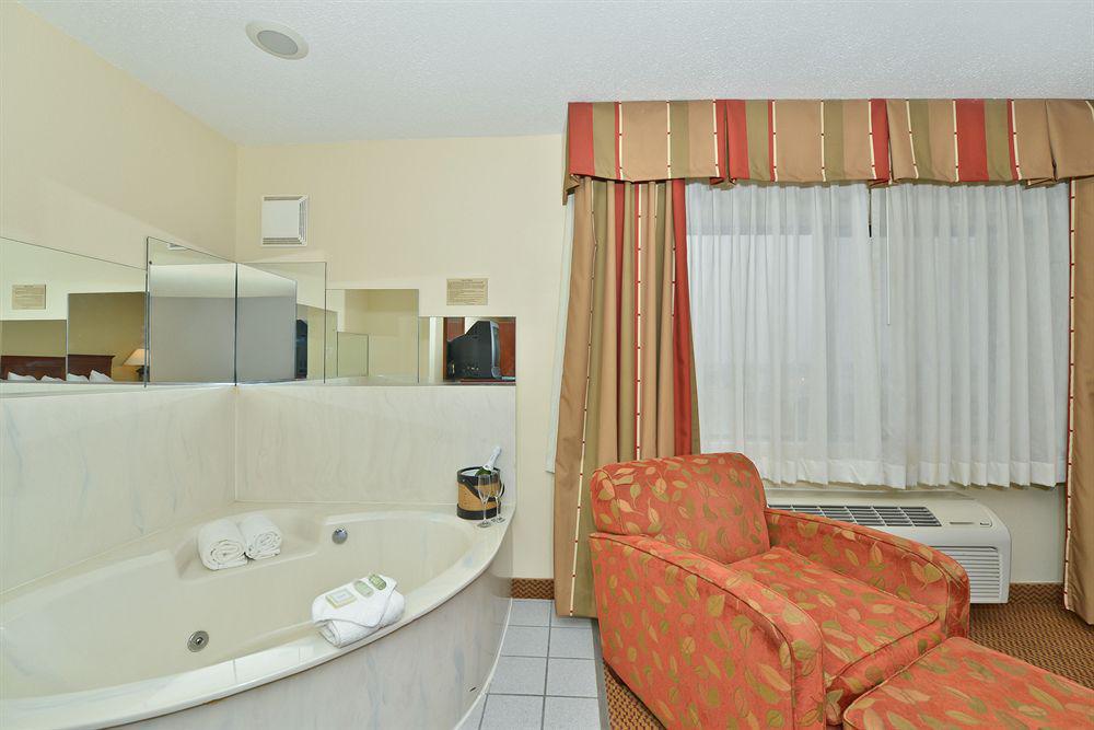 Ramada By Wyndham Platte Kci Airport Motel